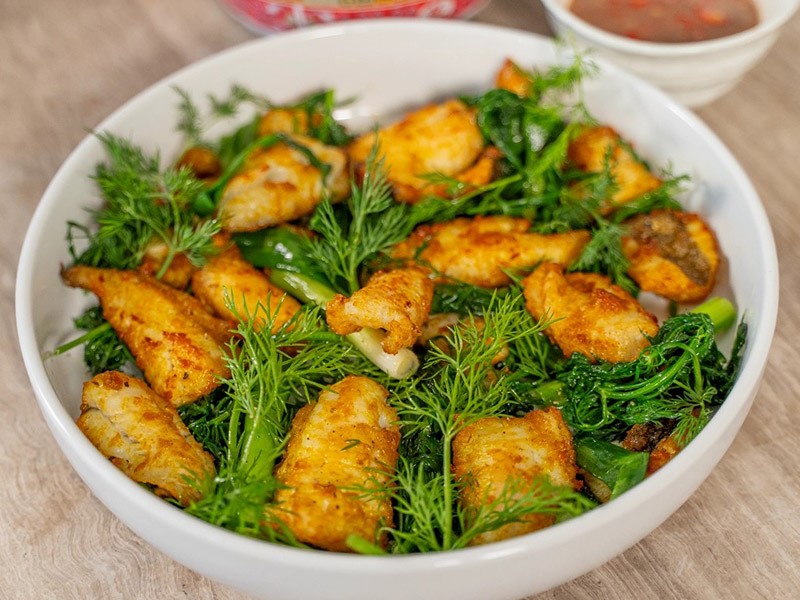 Жареная рыба с куркумой и укропом (Ча Ка Ла Вонг) 