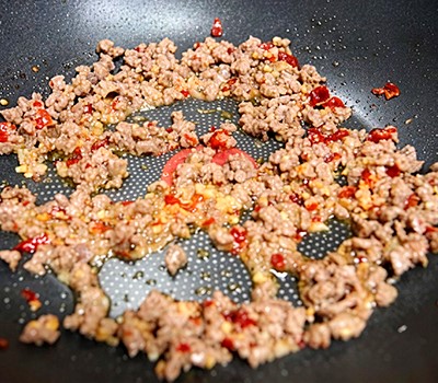zharenaya-govyadina-s-chesnochnymi-strelkami-manylchchon-sogogi-pokkym07.jpg