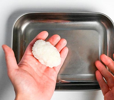 zharenye-risovye-shariki-onigiri-zavernutye-v-bekon-nikumaki-onigiri02.jpg