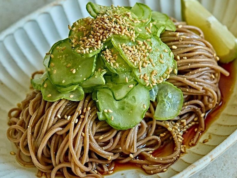 Гречневая лапша соба с огурцом и кунжутным маслом