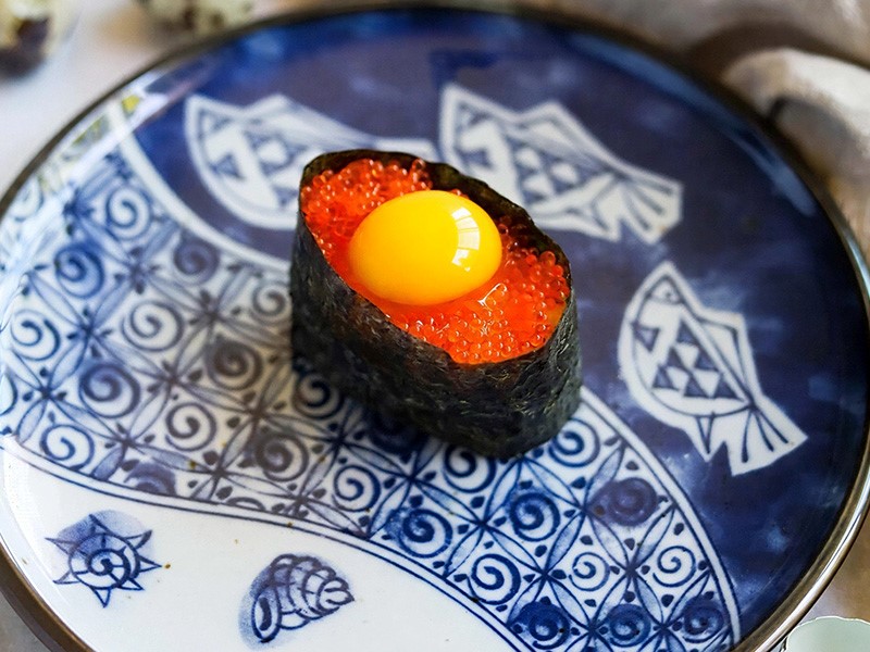 Суши Гункан с икрой Тобико и перепелиным яйцом (Тобико гункан маки) 