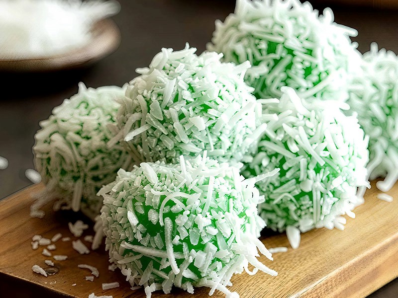Шарики из рисовой муки с начинкой из пальмового сахара (Ондэ-Ондэ) 