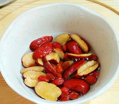 chay-iz-finikov-unabi-yagod-godzhi-i-roz-meyguykhun-tszao-goutsi-cha05.jpg